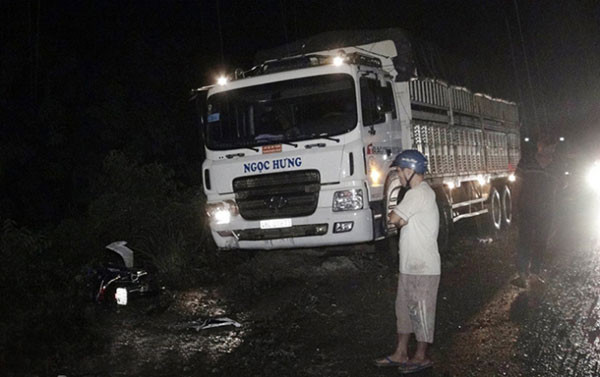 Xe tải đâm trực diện xe máy khiến 1 người tử vong tại chỗ Khoảng 18h ngày 26/5, anh Trần Bóp (30 tuổi, trú thị xã Đồng Xoài, tỉnh Bình Phước) điều khiển xe máy BKS 75E1 - 093.92, khi đến đoạn đường cong thuộc ấp 5 (xã Đồng Tâm, huyện Đồng Phú, Bình Phước), bất ngờ bị xe tải BKS 48C - 019.73 chạy ngược chiều với tốc độ cao và lấn làn đường đâm trực diện. Cú va chạm mạnh khiến anh Bóp văng xa khoảng chục mét, tử vong tại chỗ.