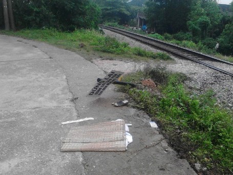 Nhảy khỏi ô tô khi đối mặt tàu hỏa, một người tử vong Khoảng 21h tối qua ngày 23/5, tại địa bàn xã Gia Phố, huyện Hương Khê (Hà Tĩnh), người đàn ông điều khiển xe ô tô chở theo em Cao Anh Tuấn (14 tuổi, trú tại xóm 5, xã Gia Phố, huyện Hương Khê), khi đi qua đoạn đường sắt thuộc địa bàn xã Gia Phố, vì trời tối, khúc cua, lại không có rào chắn nên không phát hiện được đoàn tàu hỏa đang tiến đến. Khi thấy xe ô tô sắp tông vào tàu hỏa, tài xế và em Tuấn liền nhảy xuống khỏi ô tô để tránh tai nạn nhưng do ô tô mất hướng nên đã chèn ngang qua người em Tuấn, dẫn đến tử vong.