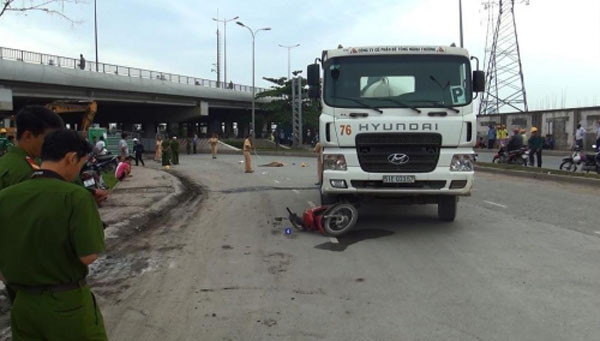 Xe bồn va chạm xe máy, 1 phụ nữ tử vong tại chỗ Khoảng 6h30 ngày 27/5, bà Ngô Thị Thư (SN 1964, quê Nam Định) điều khiển xe máy BKS 54R3 – 4995, khi lưu thông tới khu vực gầm cầu Sài Gòn (phường 17, quận Bình Thạnh, TP. HCM) thì bất ngờ xảy ra va chạm với xe bồn mang BKS 51E – 033.57 chạy cùng chiều phía sau. Cú va chạm mạnh khiến bà Thư cùng xe máy ngã xuống đường, bị xe bồn kéo lê hàng chục mét. Vụ tai nạn khiến bà Thư tử vong tại chỗ.