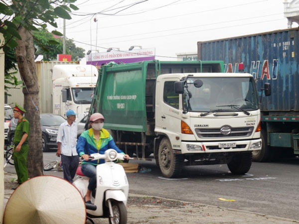 Xe chở rác va chạm xe đạp điện khiến một phụ nữ tử vong tại chỗ Khoảng 8h ngày 24/5, xe chở rác BKS 16M – 9387 đang lưu thông theo hướng từ cầu vượt Lạch Tray tới cầu Niệm (phường Dư Hàng Kênh, quận Lê Chân, Hải Phòng), khi đi qua ngã ba Đông Trà thì va chạm với xe đạp điện. Cú va chạm khiến người phụ nữ điều khiển xe đạp điện bị cuốn vào gầm xe chở rác, bị bánh xe cán qua người tử vong tại chỗ.