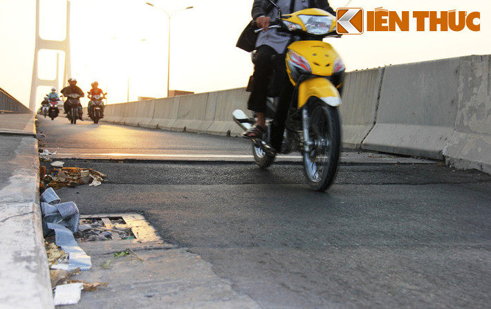 Dốc cầu trên làn đường xe máy hướng từ quận 7 sang quận 2 có biểu hiện sụt lún, tạo độ chênh lớn, đe dọa đến sự an toàn cho người tham gia giao thông.