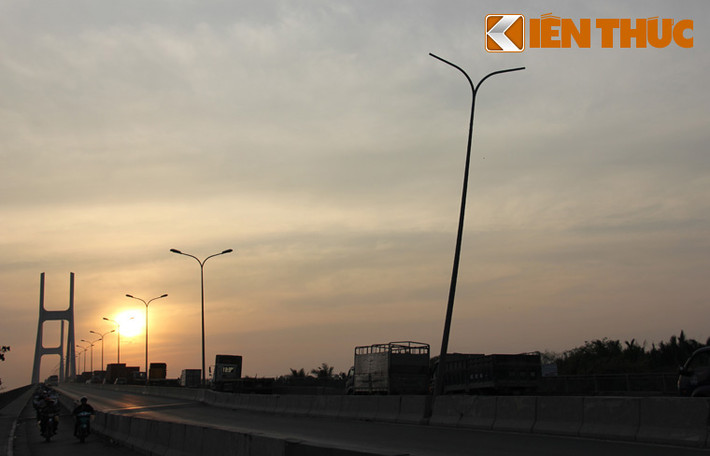 Một trụ đèn chiếu sáng từng bị xe tải tông xiêu vẹo, bóng đèn rơi rụng đã lâu nhưng vẫn không được đơn vị quản lý sửa chữa.
