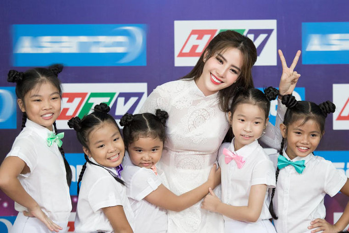 Nam Em cũng tiết lộ đang thực hiện MV cho bài hát “Giá như còn cha ở trên đời”. Đây sẽ là một trong những dự án âm nhạc cô tâm đắc nhất trong năm 2017. Hiện Nam Em cũng đang bắt đầu lấn sân sang âm nhạc bằng con đường nghiêm túc hơn.