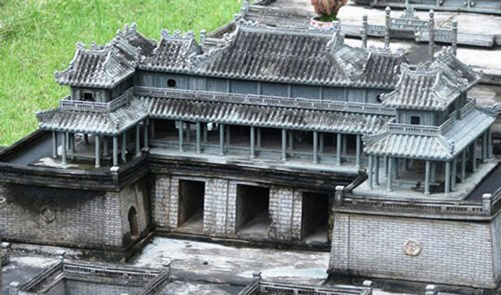 "Ba mẹ tôi ngày càng già yếu, không thể mỗi lần nhớ Huế là đi về thăm quê được nên tôi quyết chí phải làm sao để mỗi sớm mai thức dậy là ba mẹ thấy Huế trước mắt mình rồi”, anh Nguyễn Thanh Tùng - chủ nhân của công trình Huế thu nhỏ giữa Sài Gòn - tự hào chia sẻ.