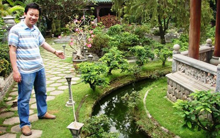 Thương ba mẹ, những người con xứ Huế tha hương vào Nam lập nghiệp và khi tuổi gần đất xa trời, lòng luôn cánh cánh nhớ về quê hương, anh Nguyễn Thanh Tùng đã bỏ nhiều công sức, tiền bạc để tái hiện gần như toàn bộ quần thể di tích cố đô Huế giữa lòng Sài Gòn để song thân thấy Huế mỗi ngày, nhằm vơi bớt đi phần nào nỗi nhớ quê.