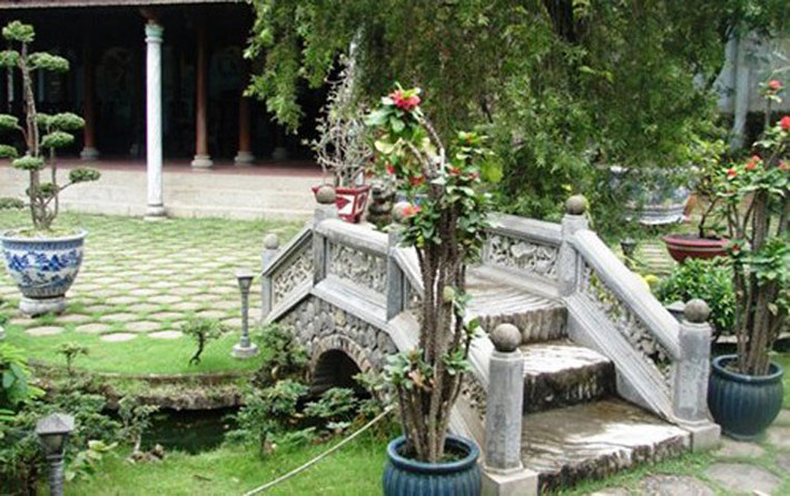 Với mong muốn được báo hiếu song thân, doanh nhân này đã bắt đầu bỏ công nghiên cứu, tìm tòi sách vở nói về văn hóa, lịch sử Huế và bắt tay xây dựng, tái hiện quần thể cố đô Huế trên mảnh đất rộng 1.000m2 của mình trên đường Hoàng Hữu Nam (phường Long Bình, quận 9, TP HCM).