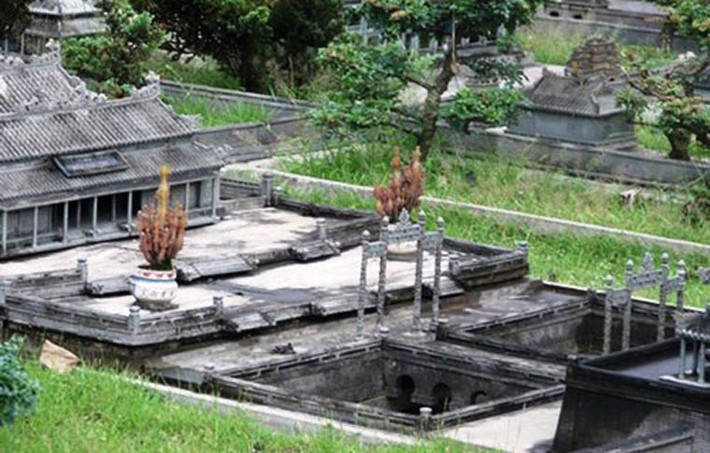 Trụ đồng đặt trước cổng vào Điện Thái Hòa tại công trình Huế thu nhỏ ở Sài Gòn.