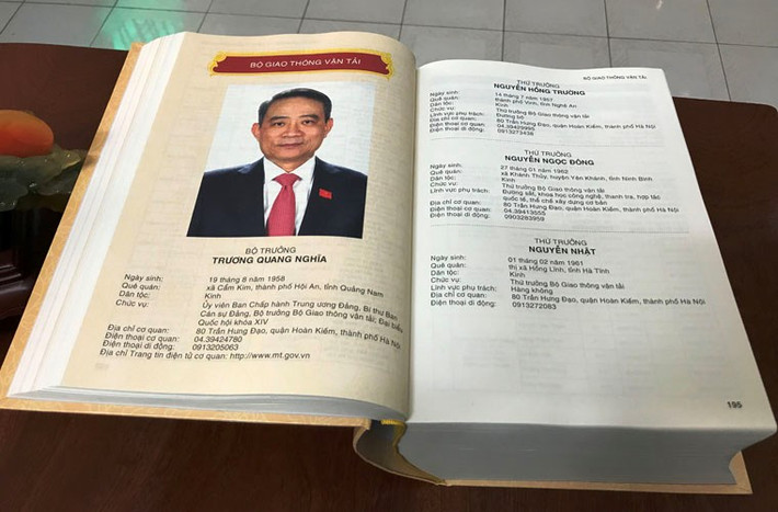 Một trang trong sách "Niên giám Quốc hội - Chính phủ khóa XIV và HĐND, UBND các cấp nhiệm kỳ 2016 - 2021" công khai danh sách, địa chỉ, danh bạ điện thoại của Bộ Giao thông vận tải.