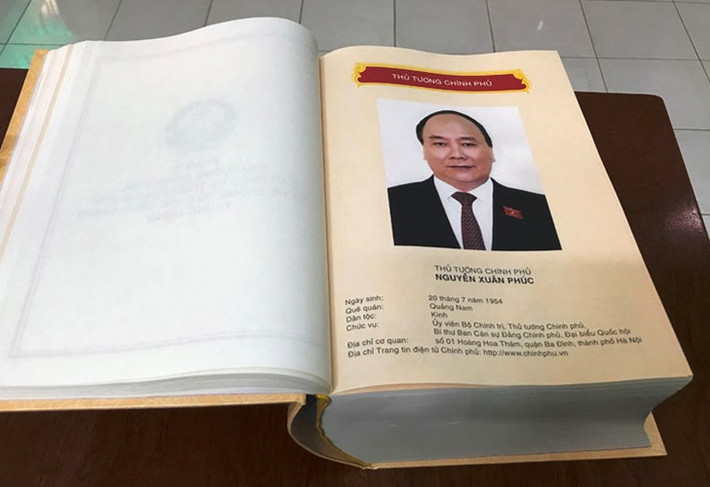 Theo đó, Niên giám công khai tên, địa chỉ, điện thoại cơ quan, điện thoại di động được phép công bố của các thành viên Quốc hội: Chủ tịch, các Phó Chủ tịch, các Uỷ viên Uỷ ban Thường vụ Quốc hội, Hội đồng Dân tộc và các Ủy ban của Quốc hội...