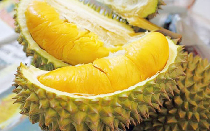 1. Sầu riêng Malaysia 1,6 triệu/kg Được mệnh danh là đệ nhất sầu riêng cả về giá lẫn chất lượng, sầu riêng Malaysia (Musang King) được nhận xét là có vị thơm ngon ngậy dẻo, hạt vừa bé vừa lép, múi sầu đầy đặn, săn chắc.