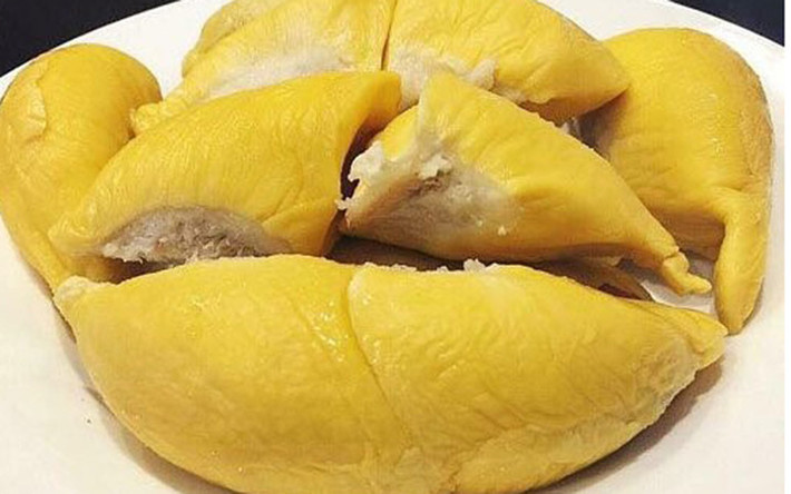 Dịp cuối năm vừa qua, sầu riêng Malaysia đang được bán với giá 1,6 triệu đồng/kg, dù đắt hơn 10 lần sầu riêng tách hạt Việt Nam nhưng nhiều người Việt có điều kiện vẫn không ngần ngại chi tiền đặt mua.
