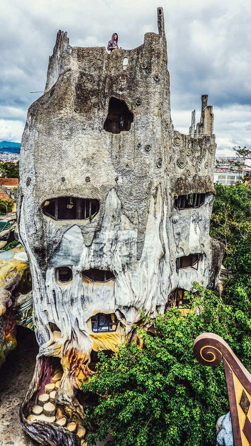 1. Crazy House - nhà điên ở Đà Lạt Biệt thự Hằng Nga hay Crazy House - Ngôi nhà điên được tạp chí People’s Daily của Pháp bình chọn là một trong 10 ngôi nhà kỳ dị nhất thế giới vào năm 2009. Sau đó, rất nhiều tờ báo, tạp chí kiến trúc và du lịch danh tiếng quốc tế đã xếp Biệt thự Hằng Nga - Crazy House là một trong số các công trình kiến trúc kỳ lạ nhất thế giới - Ảnh nguồn: Thanh niên.