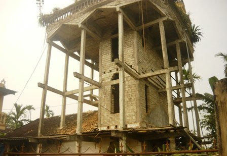 Căn nhà “kì quái” dần hình thành. Không có móng nhà, ông “bố trí” dàn cột trụ bê tông mỏng manh chống đỡ xung quanh.