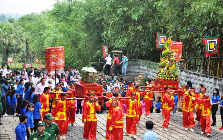 Trong không khí cả nước long trọng kỷ niệm ngày Giỗ Quốc Tổ Hùng Vương mùng 10/3 âm lịch, sáng nay (25/4) tại Khu Công viên Lịch sử - Văn hóa Dân tộc, quận 9, TP HCM cũng đã long trọng diễn ra lễ dâng hương, lễ vật bàn thờ Quốc Tổ Hùng Vương tại Đền Tưởng niệm các Vua Hùng.