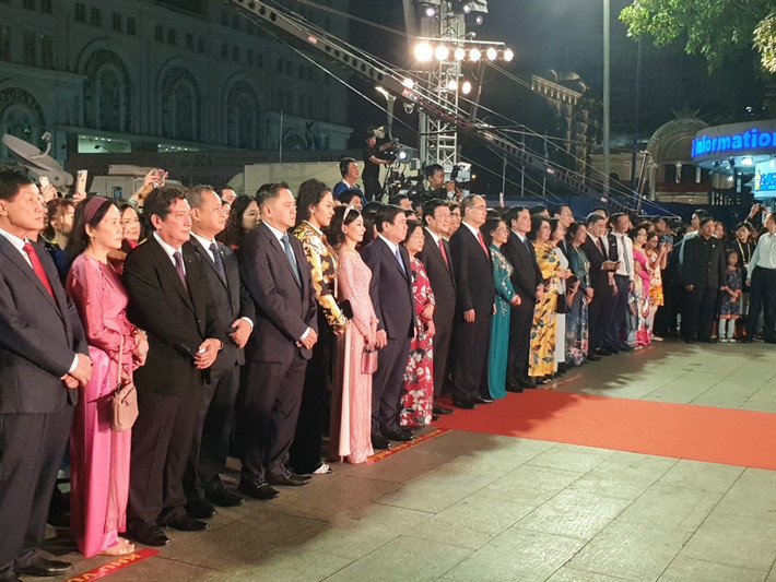 Tối 22/1 (tức 28 tháng Chạp), Đường hoa Nguyễn Huệ Canh Tý 2020 đã khai mạc tại phố đi bộ Nguyễn Huệ (quận 1, TP HCM). Đến dự có nguyên Chủ tịch nước Trương Tấn Sang; Bí thư Thành ủy TPHCM Nguyễn Thiện Nhân; Phó Bí thư Thường trực Thành ủy Trần Lưu Quang; Chủ tịch UBND TP Nguyễn Thành Phong, cùng nhiều lãnh đạo, nguyên lãnh đạo Trung ương, TPHCM và đông đảo người dân.