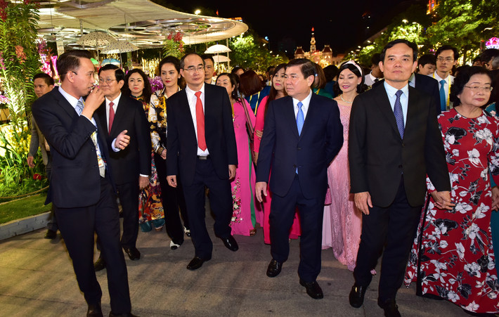 Các vị lãnh đạo, nguyên lãnh đạo tham quan đường hoa sau lễ khai mạc.