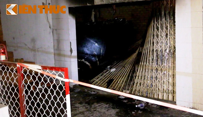 Tuy nhiên khi Cảnh sát PCCC phá cửa xông vào thì phát hiện có 4 người bị kẹt trong căn nhà đã tử vong.