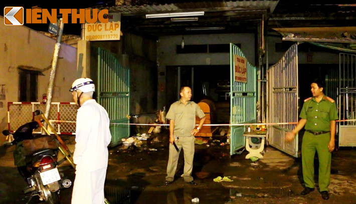 Từ giữa khuya đến sáng nay (12/3), lực lượng Công an, bảo vệ dân phố phường Tân Tạo, quận Bình Tân, TP HCM vẫn đang phong tỏa nghiêm ngặt hiện trường vụ cháy trại hòm đặc biệt nghiêm trọng xảy ra trên tỉnh lộ 10, phường Tân Tạo làm 4 người tử vong.