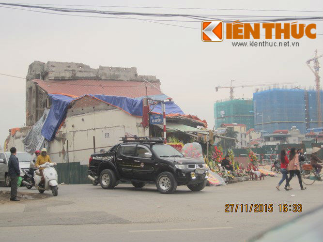 Sáng nay (13/4), UBND quận Ba Đình đã chính thức cưỡng chế ngôi nhà 650 đường Bưởi (phường Vĩnh Phúc, quận Ba Đình, Hà Nội) để phục vụ giải phóng mặt bằng cho dự án đường Vành đai 2 (đoạn Nhật Tân - Xuân La - Bưởi - Cầu Giấy).