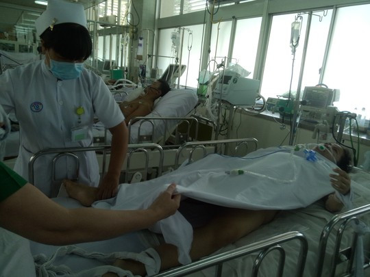 4. TP HCM: Sập tầng lửng khu nhà xưởng, 2 công nhân tử vong Khoảng 9h sáng 27/10/2015, khi nhiều công nhân đang làm việc thì phần gác lửng khu nhà xưởng bằng bê tông, nằm trong hẻm 184 Lê Đình Cẩn, phường Tân Tạo, quận Bình Tân, TP HCM, đột ngột đổ sập xuống, đè lên các công nhân đang làm việc bên dưới. Ngay sau đó, công nhân và người dân đã nhanh chóng đào bới đống đổ nát, cắt bê tông đưa những người bị mắc kẹt đi cấp cứu. Tuy nhiên, do vết thương quá nặng, 2 công nhân đã tử vong, 2 người khác hiện trong tình trạng nguy kịch.