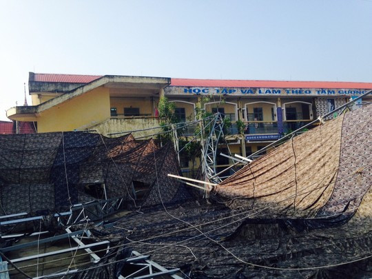 5. Sập nhà thép tiền chế, 9 học sinh bị thương Khoảng 15h ngày 7/10/2015, trời mưa to, gió lớn khiến toàn bộ khung nhà thép tiền chế trong sân trường Tiểu học Giá Rai A (thị xã Giá Rai, tỉnh Bạc Liêu) đổ sập. Sự cố sập nhà tiền chế khiến 9 học sinh bị thương, trong đó, em Tăng Thuận Phát, học sinh lớp 2 bị gãy chân. Đến sáng 8/10, lãnh đạo thị xã Giá Rai đã đến động viên thăm hỏi các em học sinh. Nhà trường đóng tạm ứng viện phí 2, 4 triệu đồng cho các em xuất viện.
