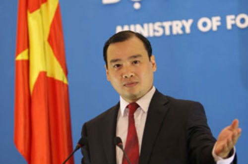 5. Yêu cầu Trung Quốc rút máy bay chiến đấu ra khỏi Hoàng Sa Tại cuộc họp báo thường kỳ Bộ Ngoại giao, ngày 14/4, Người Phát ngôn Lê Hải Bình cho biết: Việc Trung Quốc đưa máy bay chiến đấu ra khu vực thuộc quần đảo Hoàng Sa của Việt Nam là hành động xâm phạm nghiêm trọng chủ quyền của Việt Nam và đe dọa trực tiếp đến hòa bình, ổn định của khu vực. Việt Nam kiên quyết phản đối và mạnh mẽ yêu cầu Trung Quốc chấm dứt ngay việc xâm phạm chủ quyền của Việt Nam tại quần đảo Hoàng Sa, đưa các máy bay chiến đấu ra khỏi khu vực này và không tái diễn các hành động tương tự.