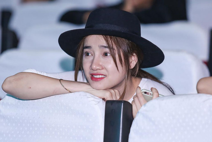 Khi tới sân khấu, nếu như Trường Giang vui vẻ trò chuyện với mọi người, trao đổi kịch bản và lên sân khấu để tập luyện thì Nhã Phương lặng lẽ chọn cho mình một chỗ ngồi ở hàng ghế khán giả, chăm chú theo dõi từng tiết mục.