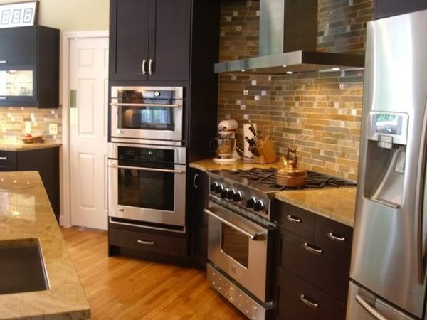 Tránh đặt lò vi sóng ở hướng Tây, Tây Bắc hoặc Tây Nam vì có thể làm tăng hung khí, khiến người trong nhà ốm yếu. Ảnh: Bayou City Flyers.