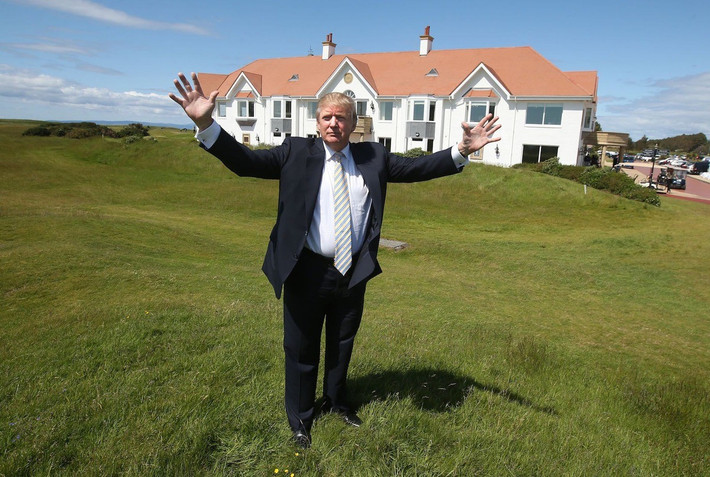 Hầu hết những bộ suit của Tổng thống Mỹ Donald Trump đều gắn mác thương hiệu Brioni. Ảnh: Just.