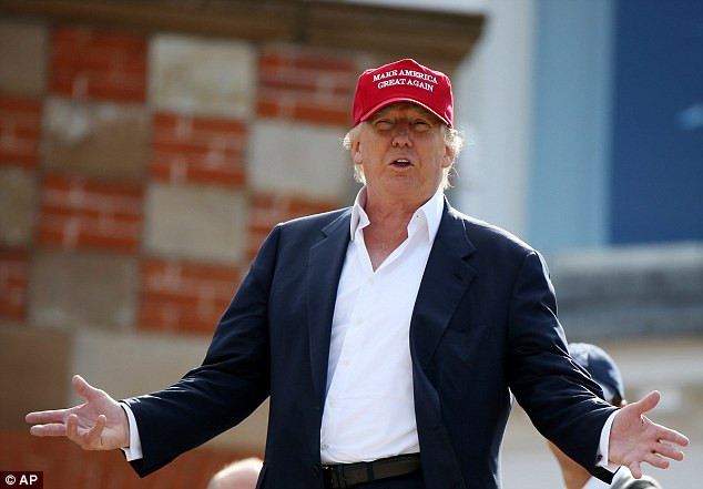 Áo sơ mi mặc kèm với suit của ông Donald Trump cũng mang thương hiệu Brioni. Ảnh: Dailymail.