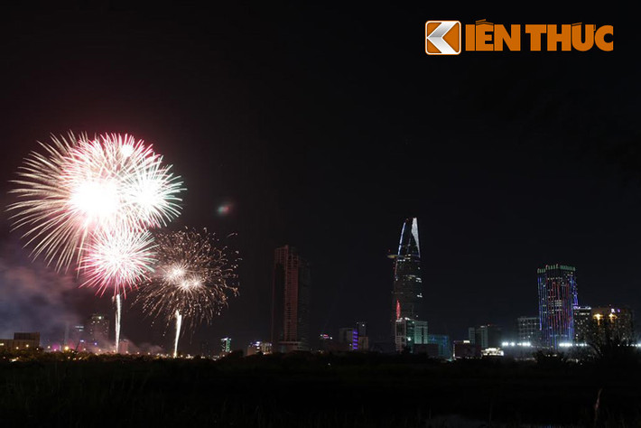 TP.HCM rực rỡ trong đêm pháo hoa mừng năm mới 2018.
