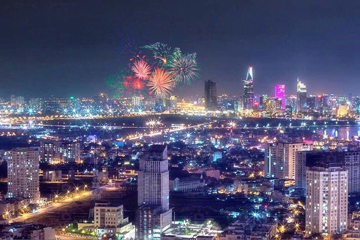Khi kim đồng hồ bước sang 0h ngày 1/1/2018, màn pháo hoa tầm cao ở nóc hầm Thủ Thiêm bên sông Sài Gòn và hàng loạt điểm bắn pháo hoa khác ở các quận, huyện TP.HCM rực sáng trên bầu trời.