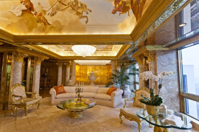 Do bàn trà phòng khách bằng kim loại, mạ vàng nên ông Trump chọn hình dáng tròn, thuộc về hành kim. Ảnh: Celebuzz.