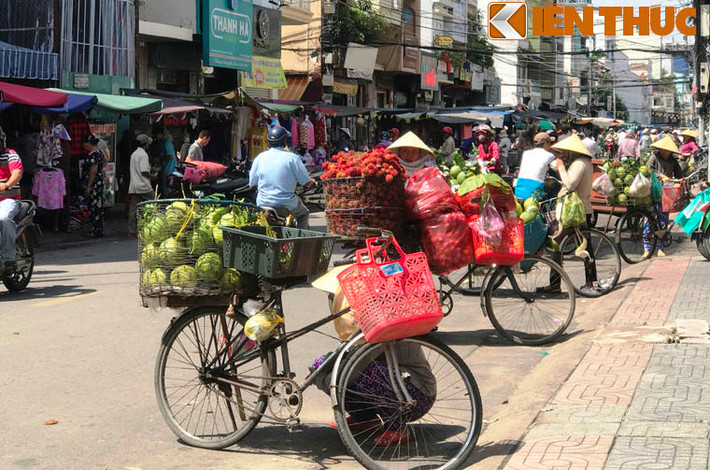 Người bán hàng rong trên đường Cô Giang, phường Cầu Ông Lãnh ngang nhiên chiếm đường giao thông bất chấp nỗ lực của chính quyền quận 1 trong việc kiên quyết lập lại TTĐT, vỉa hè.