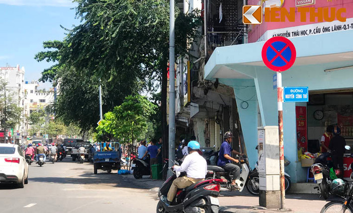 Dù tuyến đường Nguyễn Thái Học, phường Cầu Ông Lãnh, quận 1 có biển cấm dừng, đỗ xe...