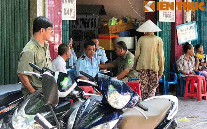 Ngoài ra còn có rất nhiều người mặc đồng phục bảo vệ khu phố ngồi đầy trong quán cà phê suốt hàng tiếng đồng hồ để tán gẫu.