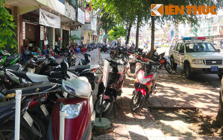 Khó có ai có thể ngơ rằng hình ảnh nhếch nhác, loạn vỉa hè như thế này lại xảy ra ngay trước trụ sở Công an, UBND phường Cầu Ông Lãnh, quận 1. Địa bàn mà PCT quận 1 Đoàn Ngọc Hải mới đây đã chính thức lên tiếng đề nghị điều chuyển, hạ chức vụ đối với Chủ tịch phường vì để tình ttrang5 vi phạm vỉa hè phức tạp.