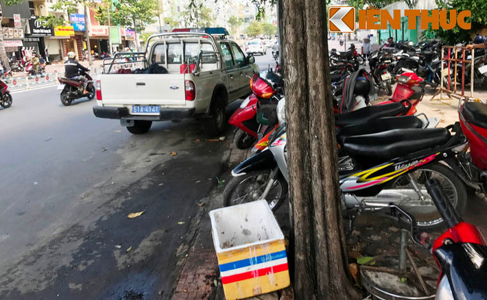 Tuy nhiên chiếc xe công vụ của Công an phường Cầu Ông Lãnh vẫn ngang nhiên đậu dưới lòng đường, bất chấp sự khó chịu của người qua lại.