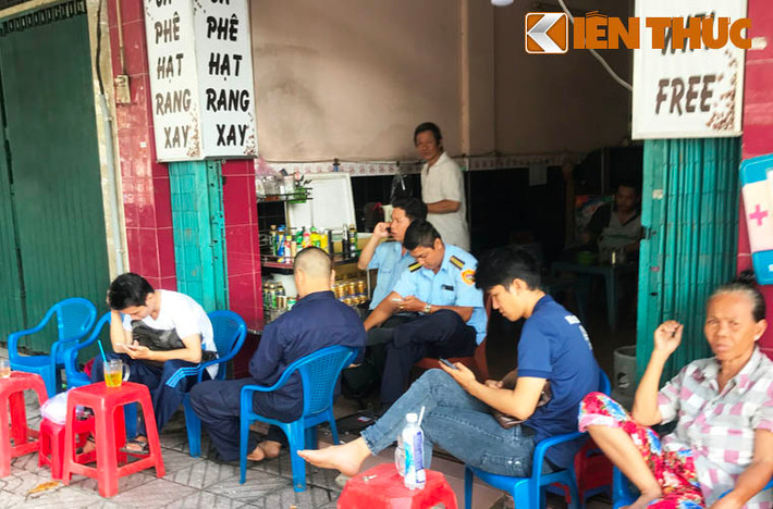 Cũng trong sáng 18/9, vào khoảng thời gian hơn 9h, PV Kiến Thức ghi nhận nhiều người mặc đồng phục nhân viên Trật tự đô thị ngồi chễm chệ trong quán cà phê sát bên trụ sở UBND phường Cầu Ông Lãnh.