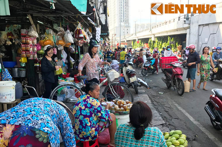 Sáng 18/9, ghi nhận của PV Kiến Thức, hàng loạt tuyến đường trên địa bàn phường Cầu Ông Lãnh vô cùng nhếch nhác, tình trạng người buôn bán, xe cộ chiếm trọn vỉa hè, thậm chí tràn xuống lòng đường...khiến tật tự đô thị vô cùng hỗn loạn.