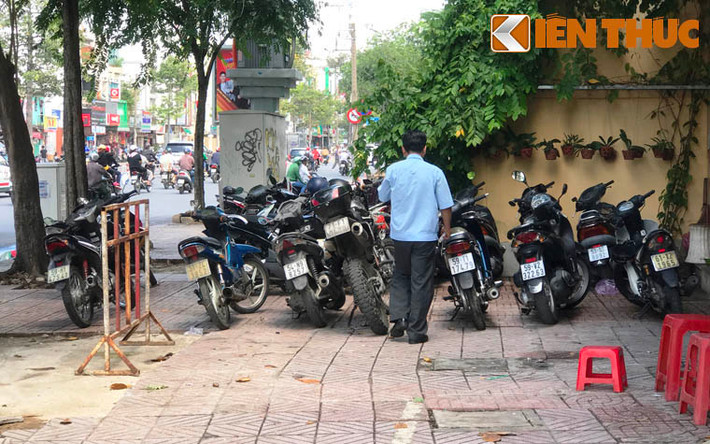Xe máy đậu chiếm trọn vỉa hè đường Nguyễn Thái Học, trước trụ sở Công an phường Cầu Ông Lãnh.