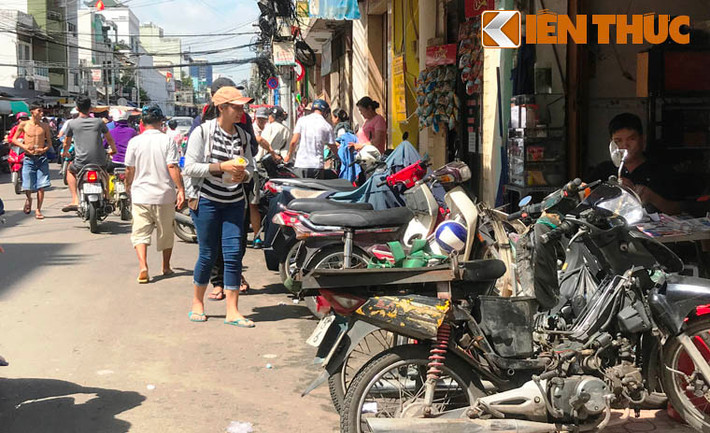 Xe cộ chiếm trọn vỉa hè trên đường Cô Bắc, phường Cầu Ông Lãnh khiến người đi bộ phải "rơi" xuống lòng đường.