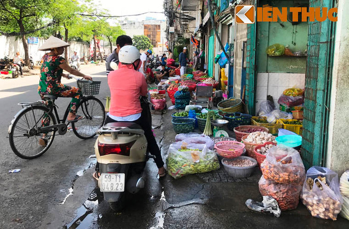 Hàng hóa bày bán trên toàn bộ vỉa hè đường Cô Bắc, phường Cầu Ông Lãnh nhưng không thấy bất cứ lực lượng nào của UBND, Công an phường có mặt để xử lý.