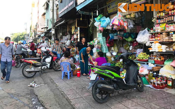Cảnh tượng người dân bày hàng hóa... tràn lan trên đường Nguyễn Thái Học (đoạn gần giao lộ Võ Văn Kiệt) dù khu vực này chỉ cách trụ sở UBND, Công an phường Cầu Ông lãnh chỉ vài trăm mét.