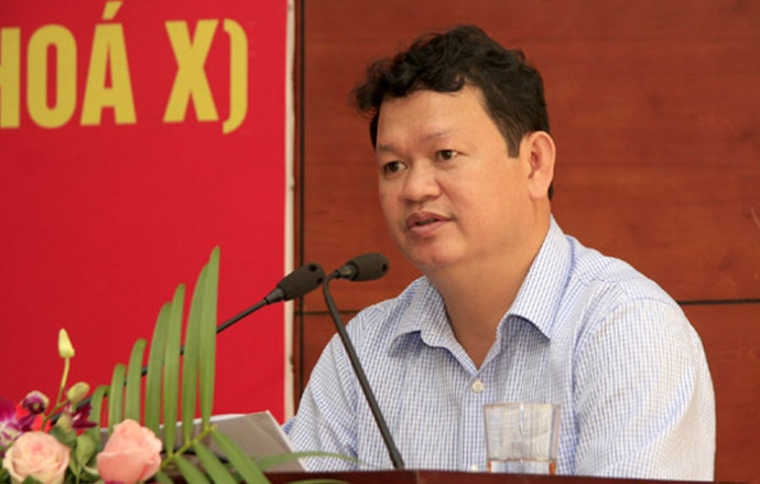 Ông Nguyễn Văn Vịnh - Bí thư tỉnh ủy Lào Cai Ông Nguyễn Văn Vịnh sinh ngày 21/9/1960 tại xã Việt Hồng (Trấn Yên, Yên Bái); kết nạp vào Đảng Cộng sản Việt Nam ngày 25/11/1993. Ngày 5/8/2013, tại hội nghị bất thường Ban Chấp hành Đảng bộ tỉnh Lào Cai khóa XIV, ông Nguyễn Văn Vịnh được bầu giữ chức vụ Bí thư Tỉnh ủy Lào Cai khóa XIV, nhiệm kỳ 2010 - 2015.