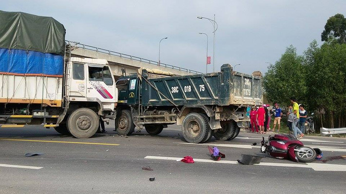 10 Tai nạn liên hoàn, hai người thương vong Khoảng 15h ngày 24/12 tại cầu vượt Thạch Đài, thành phố Hà Tĩnh, tỉnh Hà Tĩnh, xe máy BKS 38B1 – 111.68 chở 2 người chạy theo hướng Hương Khê – TP Hà Tĩnh. Đến ngã tư cầu Vượt của xã Thạch Đài thì bất ngờ mất lái, lao thẳng vào chiếc xe tải BKS 29X – 7593 do tài xế Nguyễn Hữu Giáp (trú tại Nghi Xuân, Hà Tĩnh) điều khiển. Chiếc xe tải nói trên tiếp tục đâm vào một xe tải khác BKS 38C – 01875 do tài xế Trương Quang Lĩnh (trú tại Thạch Hà, Hà Tĩnh) điều khiển theo hướng ngược lại. Hậu quả vụ tai nạn là hai người thương vong.