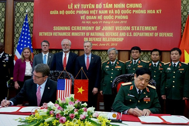 2. Việt Nam - Hoa Kỳ ký Tuyên bố tầm nhìn chung về quan hệ quốc phòng Sáng 1/6/2015, tại Hà Nội, Đại tướng Phùng Quang Thanh, Bộ trưởng Bộ Quốc phòng Việt Nam đã có cuộc hội đàm với Bộ trưởng Bộ Quốc phòng Hoa Kỳ Ashton Carter. Sau cuộc hội đàm, hai bộ trưởng đã ký bản Tuyên bố tầm nhìn chung về quan hệ quốc phòng Việt Nam - Hoa Kỳ để định hướng hợp tác song phương trên cơ sở bản ghi nhớ về thúc đẩy hợp tác quốc phòng song phương được ký kết năm 2011.
