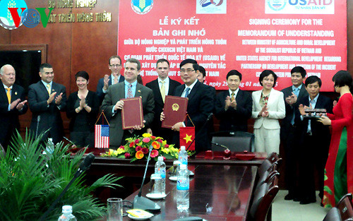4. Tăng cường hợp tác Việt Nam – Hoa Kỳ về nông nghiệp Chiều 29/1/2015, tại Hà Nội, Bộ trưởng Bộ Nông nghiệp và Phát triển nông thôn Cao Đức Phát đã tiếp ông Jason Foley, Phó Tổng Giám đốc Cơ quan Phát triển Quốc tế Hoa Kỳ (USAID), phụ trách khu vực châu Á-Thái Bình Dương và ký Biên bản ghi nhớ hợp tác xây dựng và áp dụng các nguyên tắc của hệ thống chỉ huy biến cố tại Việt Nam.