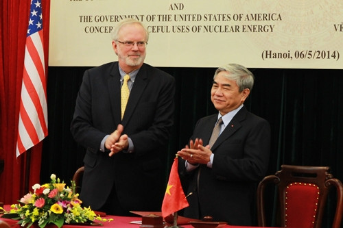 5. Việt Nam - Hoa Kỳ ký chính thức hiệp định hợp tác hạt nhân Ngày 06/5/2014, tại Hà Nội, Bộ trưởng Bộ Khoa học và Công nghệ (KH&CN) Nguyễn Quân và Đại sứ đặc mệnh toàn quyền Hoa Kỳ tại Việt Nam David Shear đã ký chính thức Hiệp định hợp tác giữa Chính phủ Việt Nam và Hoa Kỳ về sử dụng hòa bình năng lượng hạt nhân (gọi tắt là Hiệp định 123). Việc ký kết Hiệp định 123 được ký kết dưới sự ủy quyền của Thủ tướng Chính phủ nước Cộng hòa xã hội chủ nghĩa Việt Nam Nguyễn Tấn Dũng và Tổng thống Hợp chúng quốc Hoa Kỳ Barack Obama.