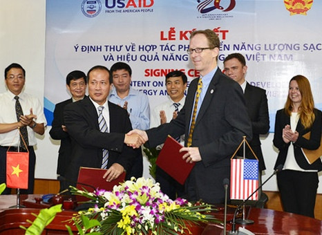 1. Việt Nam – Hoa Kỳ tăng cường hợp tác về năng lượng sạch Ngày 29/7/2015, tại Hà Nội, ông Cao Quốc Hưng, Thứ trưởng Bộ Công Thương và ông Joakim Parker, Giám đốc Cơ quan phát triển quốc tế Hoa Kỳ (USAID) ký kết Ý định thư về hợp tác phát triển năng lượng sạch và hiệu quả để thúc đẩy phát triển phát thải thấp bền vững tại Việt Nam.